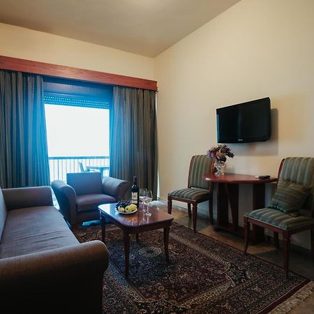 Holiday Suites Hotel&Beach Resort Jounieh Exterior foto