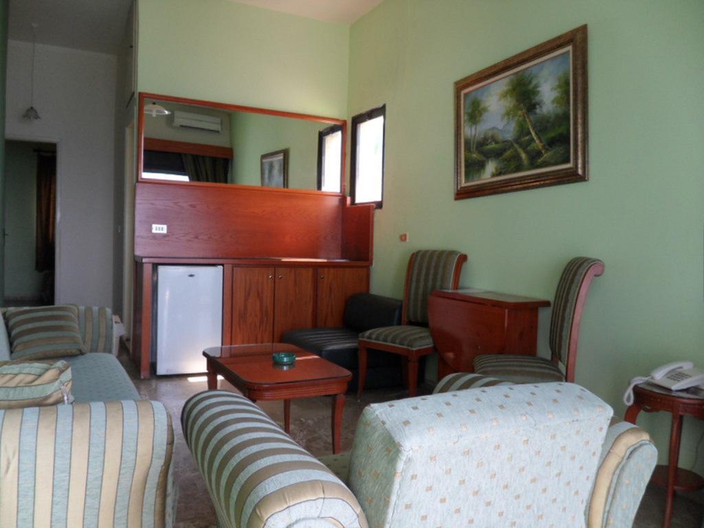 Holiday Suites Hotel&Beach Resort Jounieh Exterior foto
