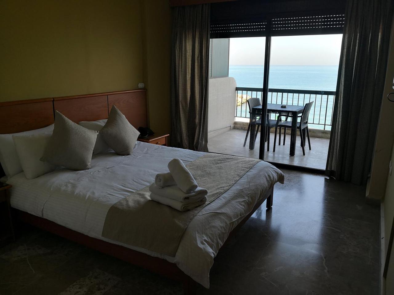 Holiday Suites Hotel&Beach Resort Jounieh Exterior foto