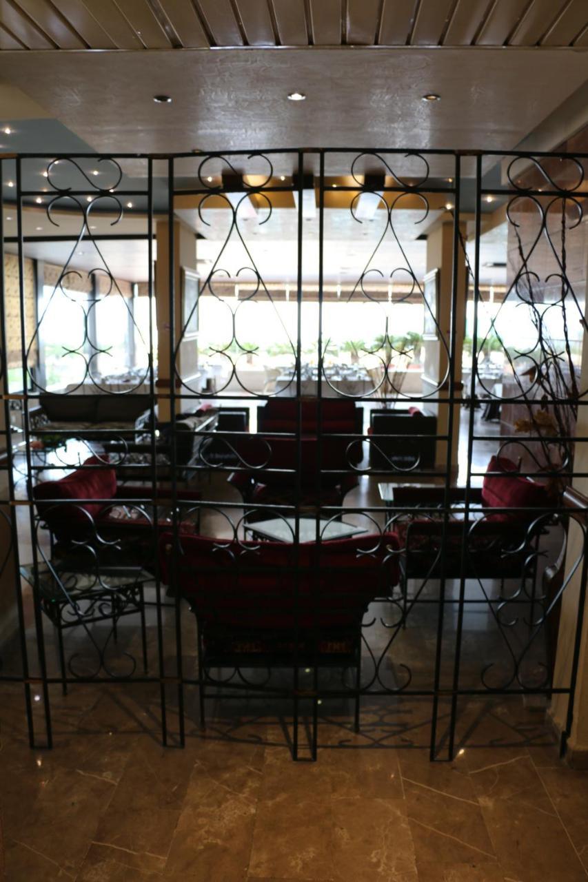 Holiday Suites Hotel&Beach Resort Jounieh Exterior foto