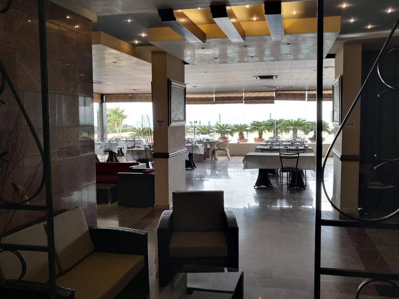 Holiday Suites Hotel&Beach Resort Jounieh Exterior foto