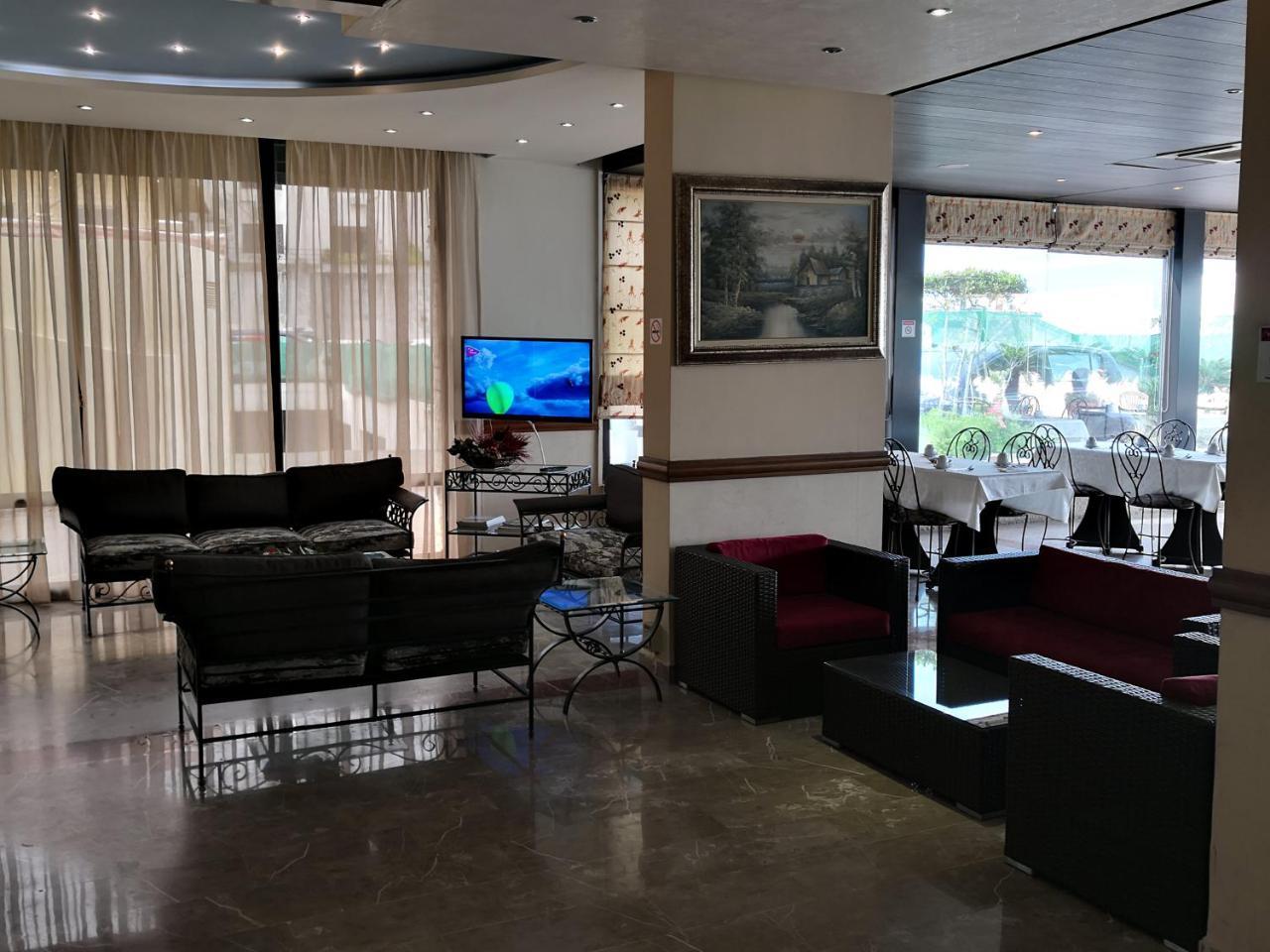 Holiday Suites Hotel&Beach Resort Jounieh Exterior foto